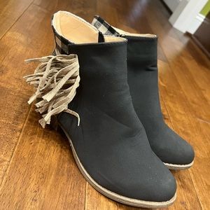 Women’s boots. Size 9.